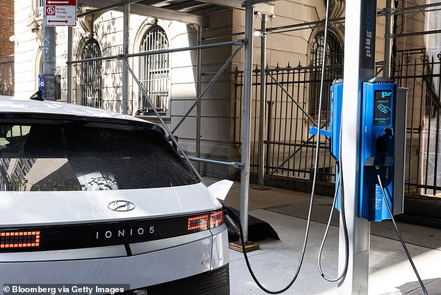 Nueva York prohibirá la venta de automóviles nuevos a gasolina para 2035, pero los funcionarios aún tienen que revelar cómo proporcionarán carga a decenas de miles de vehículos eléctricos nuevos en la ciudad de Nueva York.