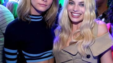Cara Delevingne (izquierda) y Margot Robbie (derecha) fotografiadas juntas en la Experiencia Samsung en la Comic-Con de San Diego en 2016