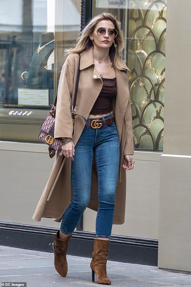 Tonos beige: Paris Jackson, de 24 años, clavó la elegancia otoñal con jeans ajustados azules y un abrigo largo desnudo el sábado mientras paseaba por las calles de París durante la Semana de la Moda.