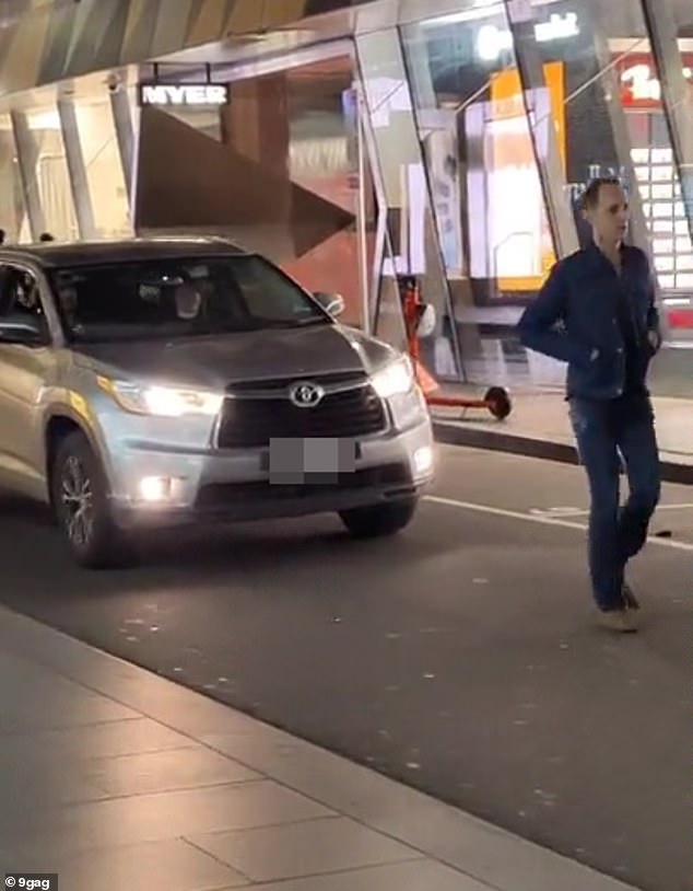 Un video impactante muestra a un hombre caminando frente a un automóvil sin tener en cuenta su propia seguridad mientras el automóvil de atrás tocaba la bocina para que se moviera, antes de ser derribado por un espectador.