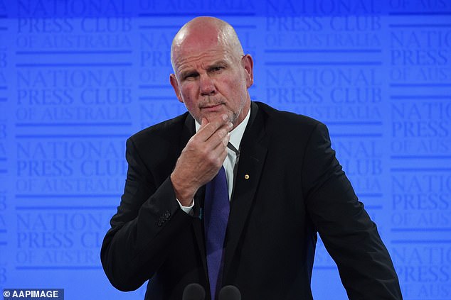 Peter FitzSimons ha anunciado que dejará el cargo de líder del Movimiento Republicano Australiano.