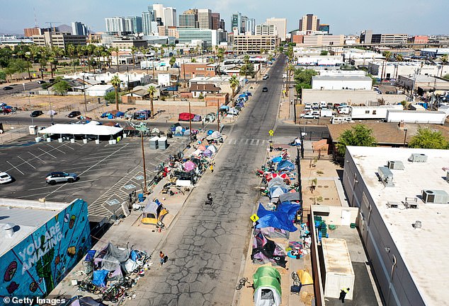 Un campamento para personas sin hogar en julio en Phoenix, Arizona.  Una de las ciudades estadounidenses de más rápido crecimiento sufre tasas de inflación más altas porque los suministros de alimentos, gas y vivienda no pueden mantenerse.