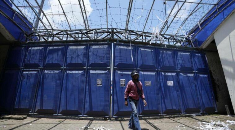 Policía de Indonesia: las puertas de salida del estadio son demasiado pequeñas para escapar