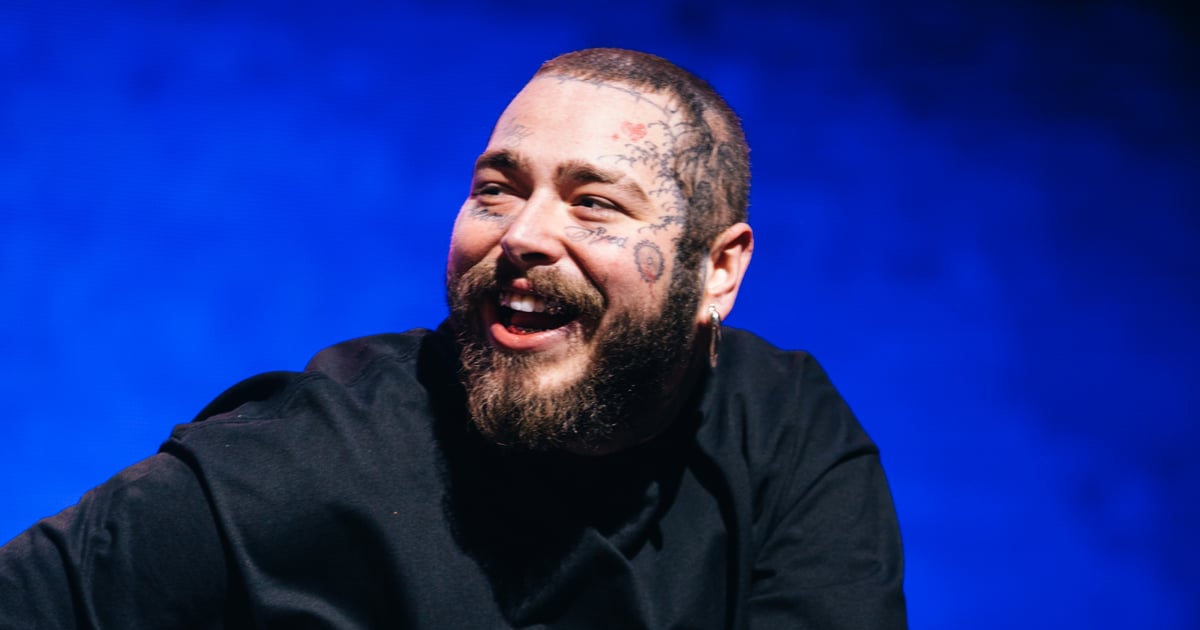 Post Malone parece tatuarse las iniciales de su hija en la cara