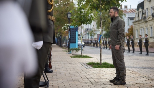 Presidente Zelensky honra memoria de guerreros caídos
