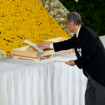El presidente de la Cámara Baja, Hiroyuki Hosoda, expresa sus condolencias durante el funeral de estado del ex primer ministro asesinado, Shinzo Abe, en el Nippon Budokan de Tokio el martes.  (AP)