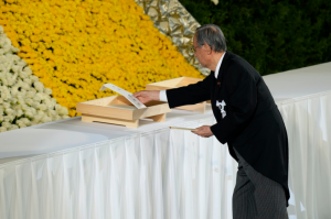 El presidente de la Cámara Baja, Hiroyuki Hosoda, expresa sus condolencias durante el funeral de estado del ex primer ministro asesinado, Shinzo Abe, en el Nippon Budokan de Tokio el martes.  (AP)