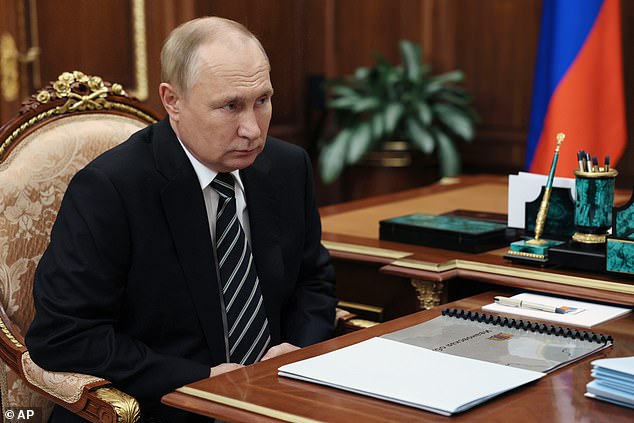 El presidente ruso Vladimir Putin (en la foto en Moscú el martes) firmó proyectos de ley que absorben formalmente cuatro regiones ucranianas en Rusia, incluso cuando sus tropas que huyen pierden el control de las regiones que anexó ilegalmente a los contraataques de Kyiv.