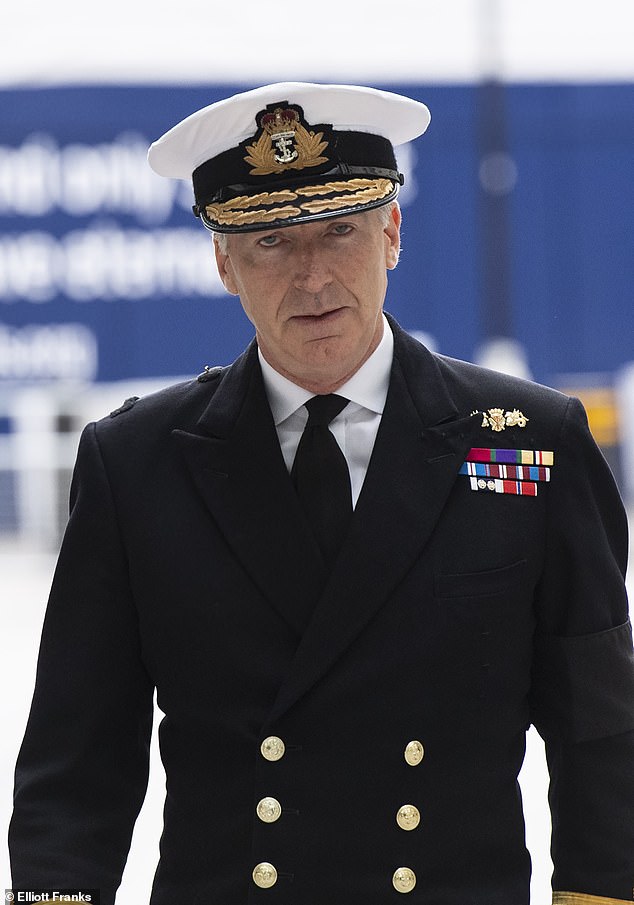 El almirante de las fuerzas armadas británicas Sir Tony Radakin (en la foto) dijo que Rusia podría atacar a Estados Unidos y las naciones europeas desde los cielos y justo debajo de la superficie terrestre.