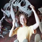 India Wood posa con los huesos de Alice, el Allosaurus que descubrió a los 12 años