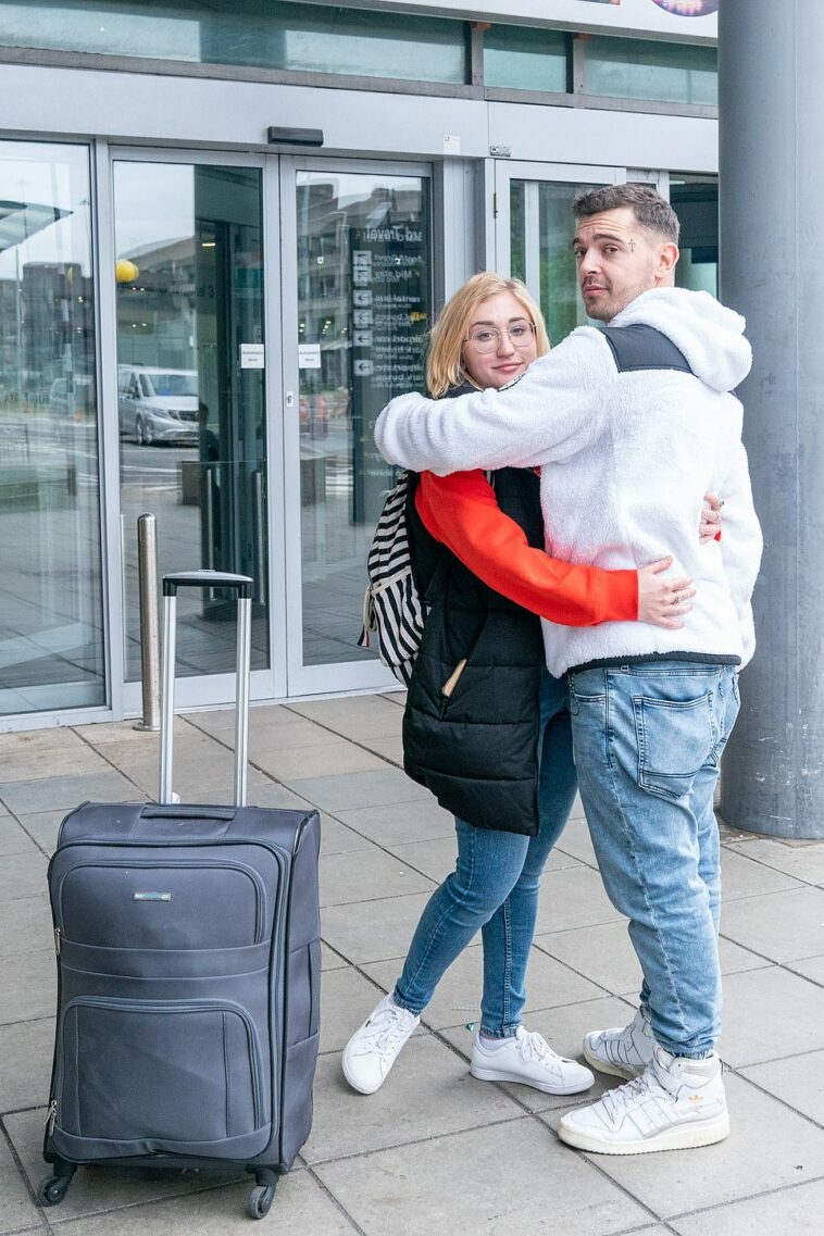 Sofiia Karkadym, de 22 años, (izquierda) todavía llorando después de su ruptura con el guardia de seguridad Tony Garnett (derecha), abordó un avión a casa desde el aeropuerto de Manchester el lunes.