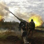 Las tropas ucranianas abren fuego utilizando un obús Msta-B ruso capturado de 152,4 mm y suministros de artillería de la era soviética tomados de las tropas de Putin.