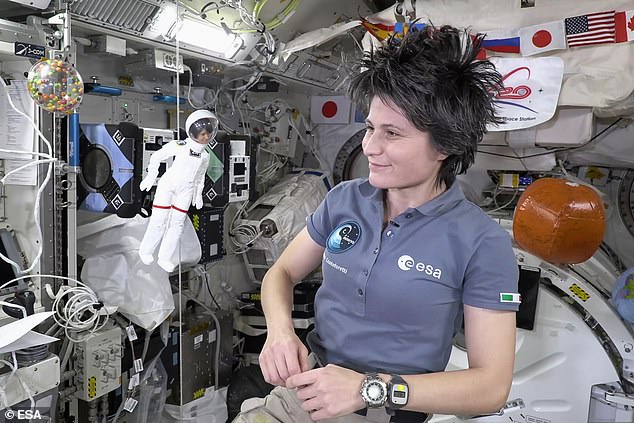 Recientemente se le asignó la primera mujer comandante de Europa de la Estación Espacial Internacional, y ahora Samantha Cristoferri ha aparecido en un nuevo video de la ISS, junto a su Barbie.