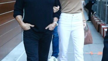 Lo último: Sylvester Stallone, de 76 años, y su esposa Jennifer Flavin, de 54, fueron vistos del brazo en Manhattan el jueves en medio de su relación recientemente reconciliada.