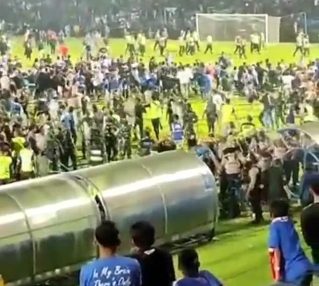 Ciento veintisiete personas se temen muertas después de que estalló un motín al final de un partido de fútbol en Indonesia en la isla principal de Java.