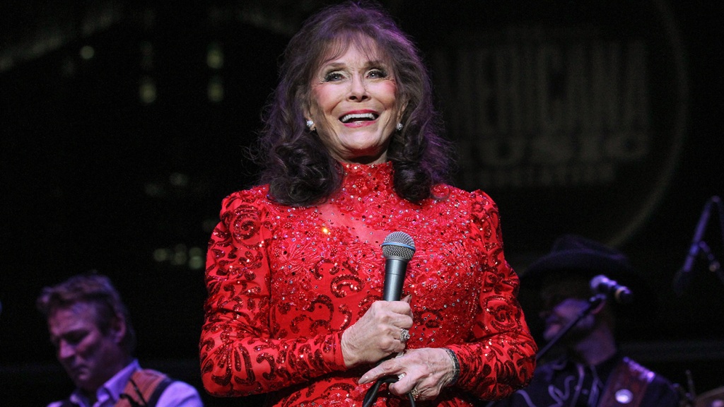 Sissy Spacek, Dolly Parton y Reba McEntire recuerdan a Loretta Lynn como la artista que allanó el "camino áspero y rocoso" para las mujeres