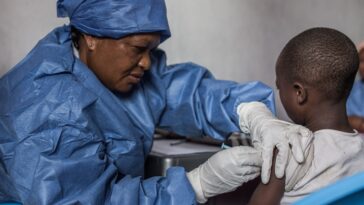 Sube a 29 el número de muertos por brote de ébola en Uganda, según la OMS