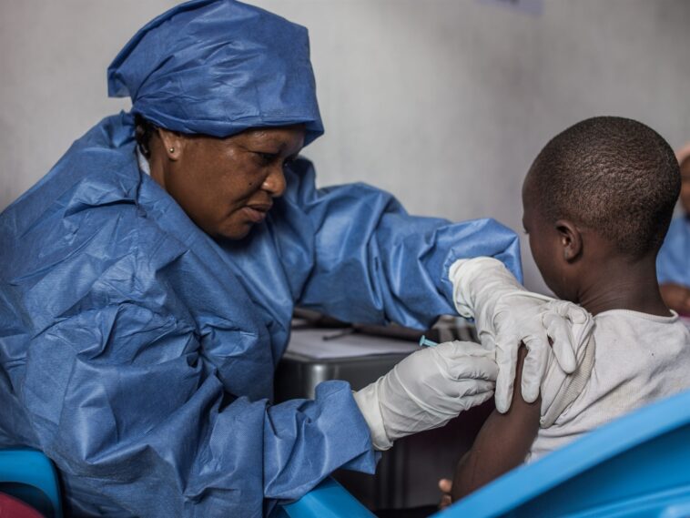 Sube a 29 el número de muertos por brote de ébola en Uganda, según la OMS