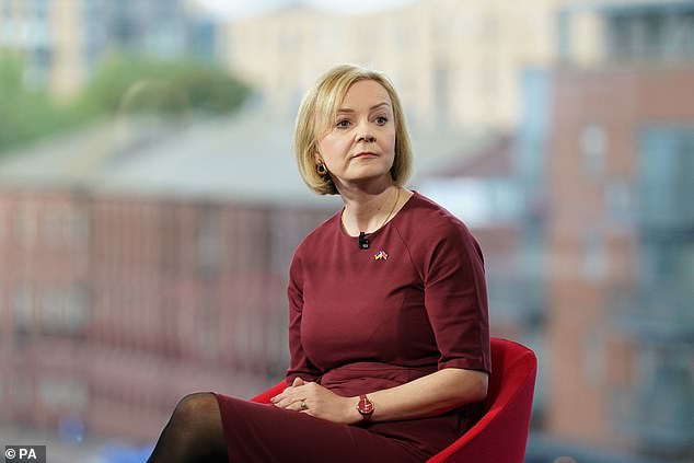 Durante la entrevista del primer ministro con Laura Kuenssberg de la BBC, el programa se colgó dos veces, reproduciendo la secuencia de apertura de la BBC mientras Liz Truss defendía sus planes de mini-presupuesto.