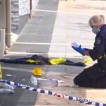 Un australiano occidental de 24 años, que trabajaba en Townsville, murió después de recibir un disparo en Airlie Beach, en Whitsundays, poco después de la medianoche del sábado (se ve a la policía en el lugar)