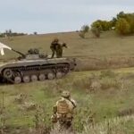 Imágenes asombrosas han revelado que la tripulación de un vehículo de combate ruso BMP-2 se rindió a las fuerzas ucranianas en el sur del país.