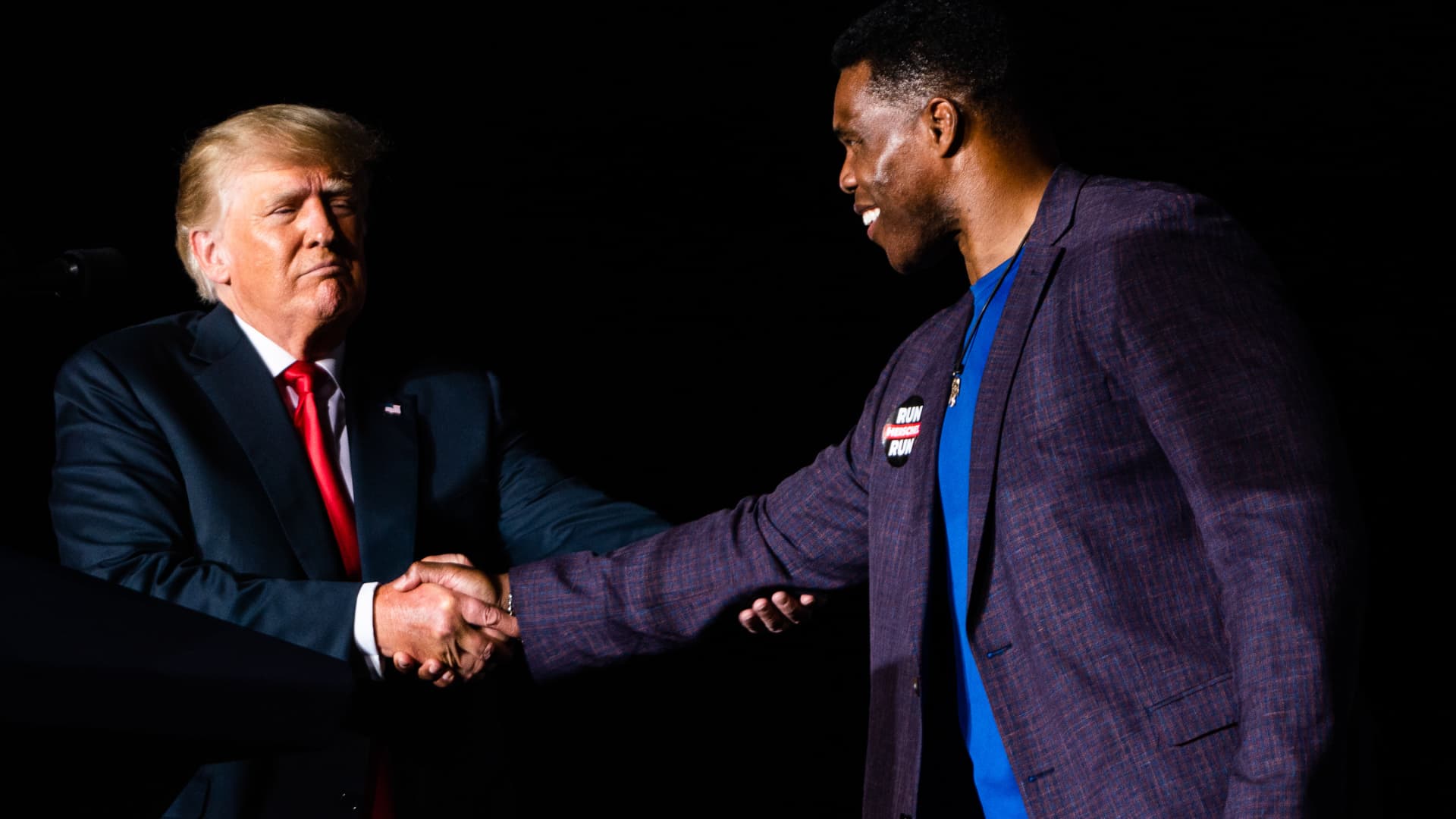 Trump y el Partido Republicano defienden a Herschel Walker después de que la acusación de aborto sacudiera la carrera por el Senado de Georgia
