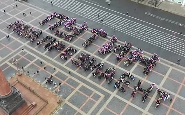 Cientos de niños deletrearon un mensaje a Putin en la icónica plaza central de San Petersburgo.