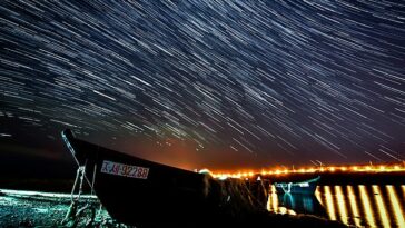 Las lluvias de meteoritos se producen cuando la Tierra viaja a través de una nube de desechos cometarios.  En este caso, la Lluvia de Meteoritos Dracónidas proviene de los restos del cometa 21 P/ Giacobini-Zinner.  En la imagen, el cielo nocturno sobre la isla Russky durante las Dracónidas