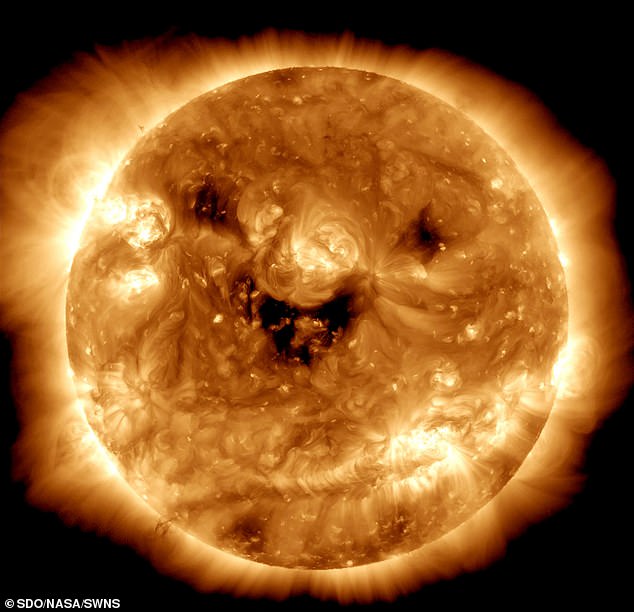  ¡Eso es un rayo de sol real!  Increíble imagen ultravioleta del sol parece mostrar una expresión amistosa 
