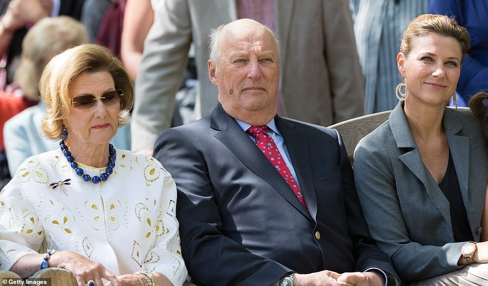 Se dice que el rey Harald V de Noruega, de 85 años (en el centro de la foto con su esposa, la reina Sonja, a la izquierda) está considerando despojar a su hija, la princesa Märtha Louise, de 51 años, (a la derecha) de su título real después de una serie de reuniones de crisis en Oslo.