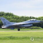 (LEAD) S. Korean KF-16 jet crashes, pilot safely escapes: Air Force