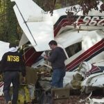 El avión, que se estrelló en las afueras del aeropuerto Smith-Reynolds en Winston-Salem, Carolina del Norte, apareció destrozado mientras los funcionarios investigaban el accidente.