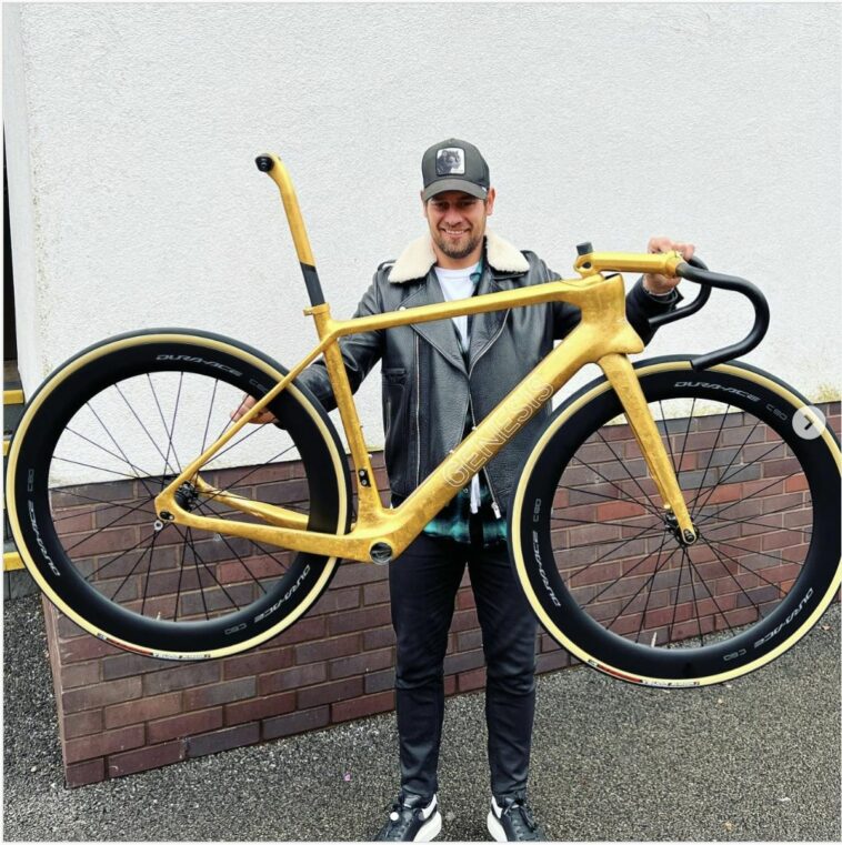 Adam Blythe presenta la bicicleta Genesis de oro de 24 quilates