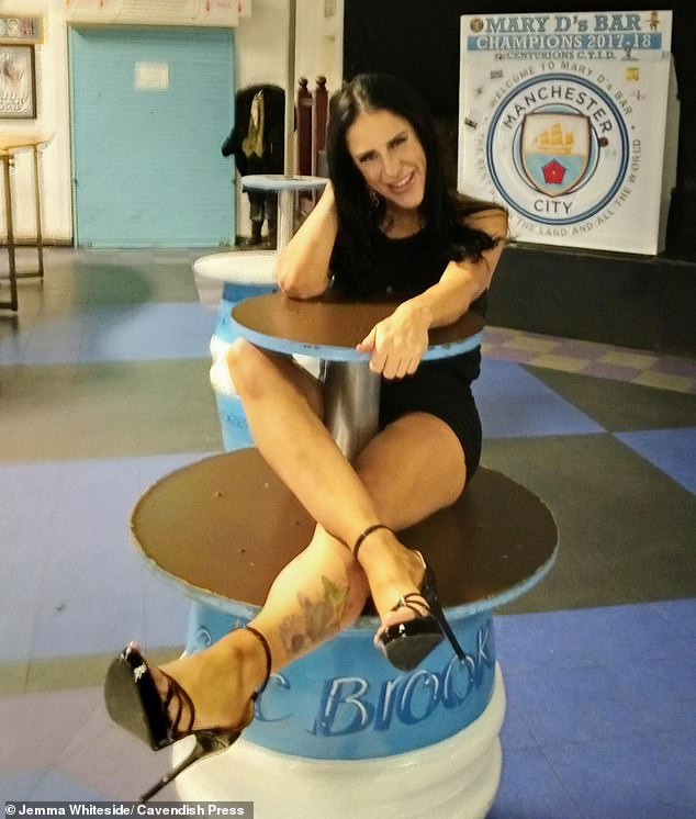 La aficionada del Manchester City Jemma Whiteside, de 40 años, (en la foto) podría ser encarcelada, incluida en el Registro de Delincuentes Sexuales y expulsada de todos los campos de fútbol después de que fue declarada culpable de manosear a un aficionado del Everton durante un choque de la Premiership.