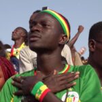 Aficionados de Senegal se regocijan cuando el equipo avanza a octavos de final de la Copa del Mundo en Qatar
