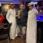 Jassa Dehal y sus amigos no podían creer su suerte cuando un hombre de negocios qatarí los invitó a almorzar a su mega mansión después de ver a uno de ellos con una camiseta de los Wolverhampton Wanderers.  En la foto: Jessa con dos hombres qataríes