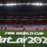 Aficionados ingleses se enfrentan a veto en el estadio por disfrazarse de cruzados en Qatar