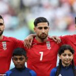 Los jugadores de Irán se negaron a cantar el himno nacional cuando se alinearon antes de su primer partido de la Copa Mundial de Qatar contra Inglaterra hoy.
