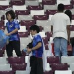 Se vio a fanáticos con camisetas de fútbol armados con botellas y desechos mientras limpiaban el estadio, en la foto