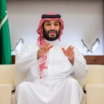 El líder de Arabia Saudita, el príncipe heredero Mohammed bin Salman, habla mientras recibe al equipo de fútbol de Arabia Saudita antes de su participación en la Copa del Mundo en Jeddah, Arabia Saudita, el 23 de octubre de 2022.