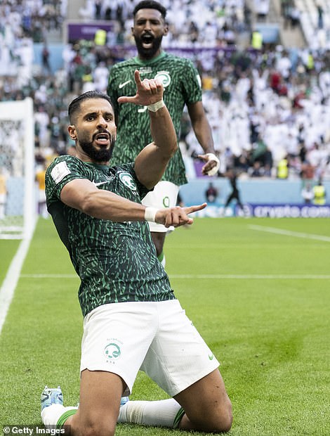 Saleh Al-Shehri de Arabia Saudita celebra marcar el gol del empate de su equipo