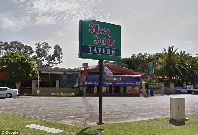 La pelea estalló en Silver Sands Tavern al sur de Perth el jueves por la noche (en la foto)