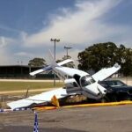 Una avioneta se estrelló contra un Mazda estacionado en Bankstown Trotting Recreational Club después de perder potencia en pleno vuelo.