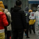 Beijing ve casos récord de COVID-19 a medida que el brote en China se dispara