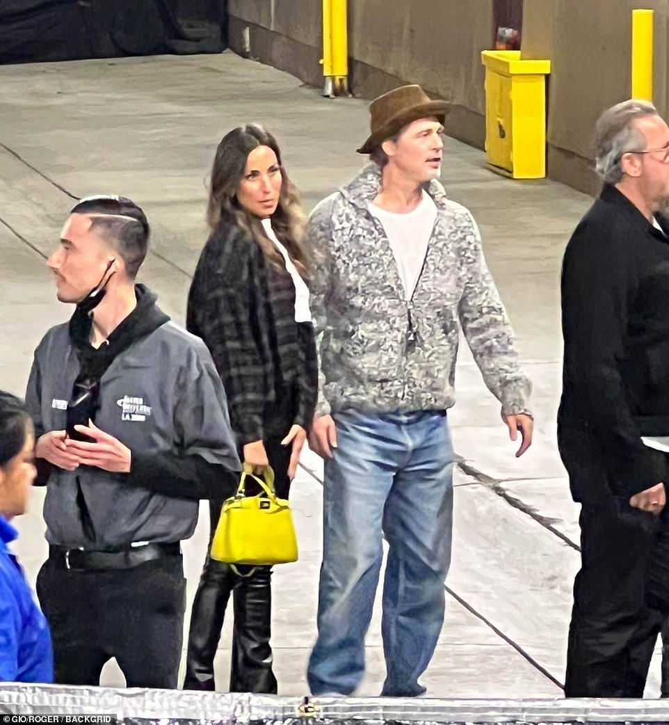 Brad Pitt fue visto el domingo por la noche llegando a un concierto de Bono en Los Ángeles y parecía enamorado de Inés de Ramón, de 29 años.