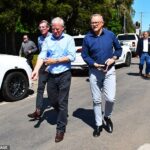 El exdiputado nacional Michael McCormack (centro) visita las áreas afectadas por las inundaciones en Forbes, NSW, el mes pasado con el primer ministro Anthony Albanese (derecha)