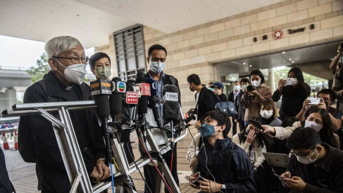 Cardenal Zen de Hong Kong entre los seis multados por fondos para manifestantes
