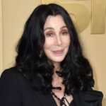 Cher admite que su relación con Alexander Edwards 'parece extraña en el papel'