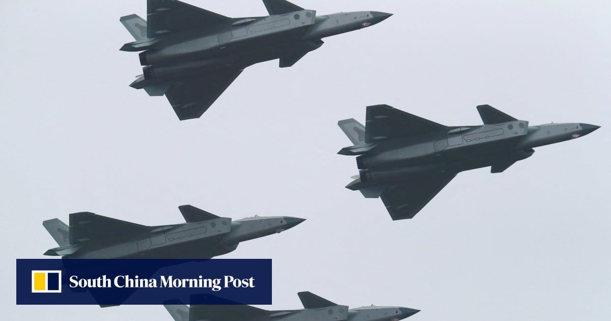 China está expandiendo base aérea cerca de base naval clave, según muestran imágenes satelitales
