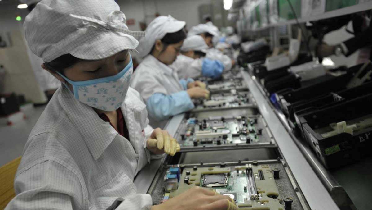 China impone confinamiento por COVID-19 a 600.000 personas en la planta de iPhone más grande del mundo
